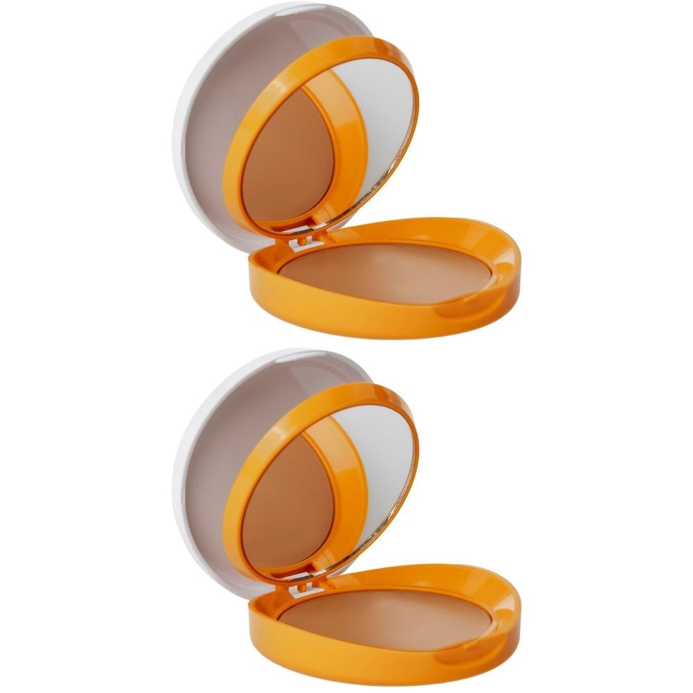 Deux poudres compactes dans des boîtiers orange avec miroirs. Les poudres sont beiges. Les couvercles sont blancs.
