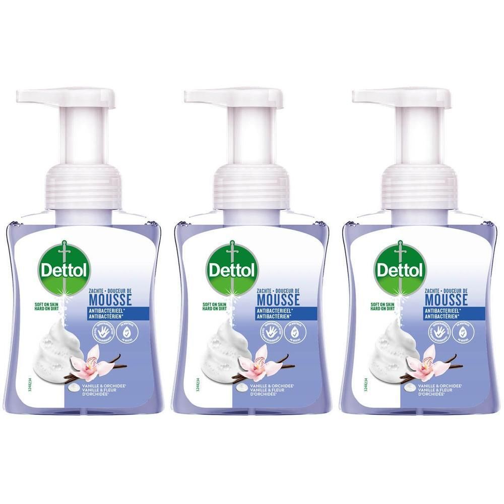 Trois flacons de Dettol Douceur de Mousse Antibactérien. Pompes blanches, étiquettes bleues avec informations produit et motif vanille-orchidée.