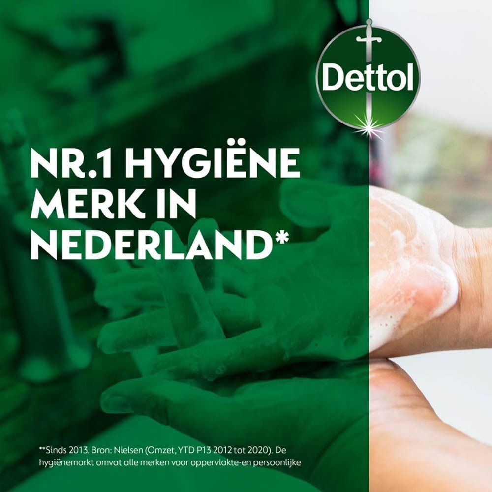 Groene achtergrond met tekst: Nr.1 Hygiëne Merk in Nederland*. Handen onder stromend water. Tekst: Sinds 2013 Bron: Nielsen.