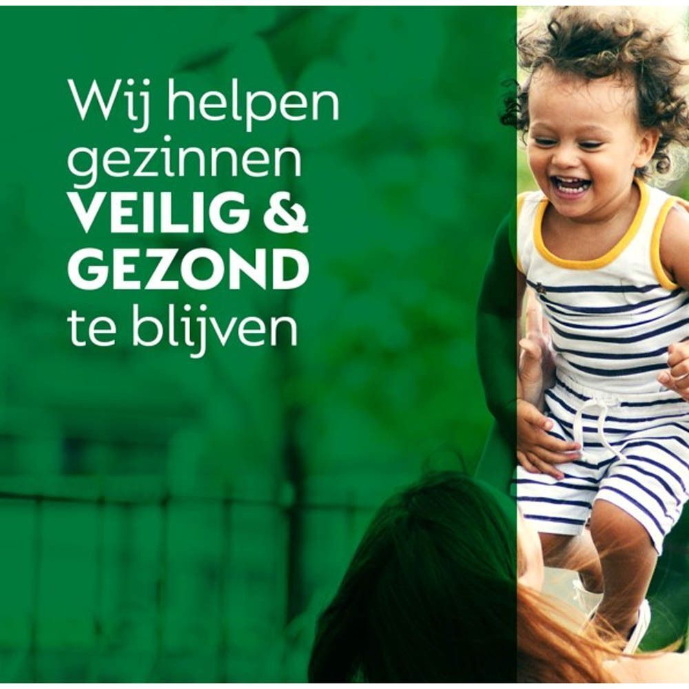 Groene achtergrond met tekst: Wij helpen gezinnen VEILIG & GEZOND te blijven. Een kind springt in de armen van een persoon.