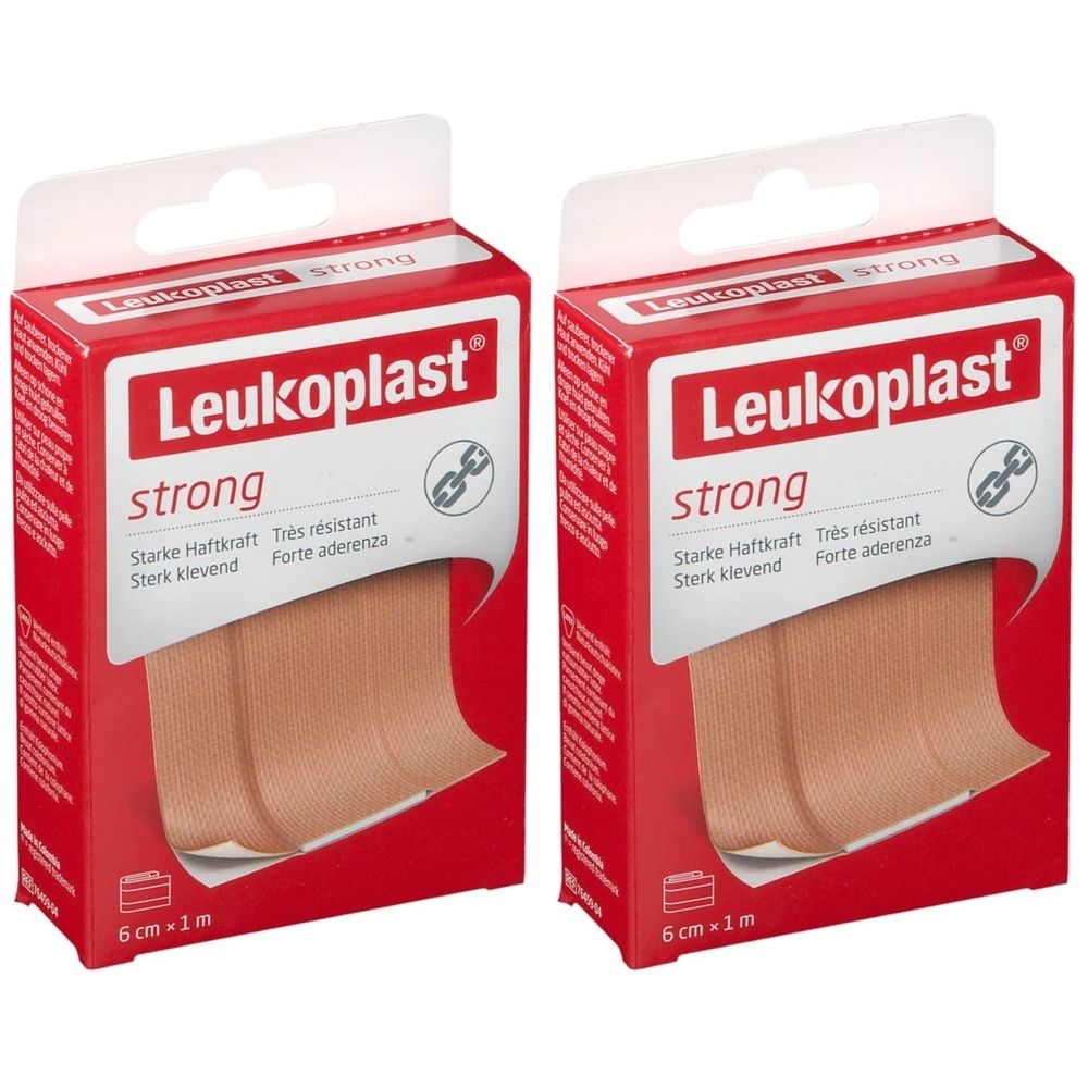 Twee verpakkingen Leukoplast® strong pleisters. Rode verpakking met productnaam en afmeting 6 cm x 1 m. Pleisters zichtbaar.