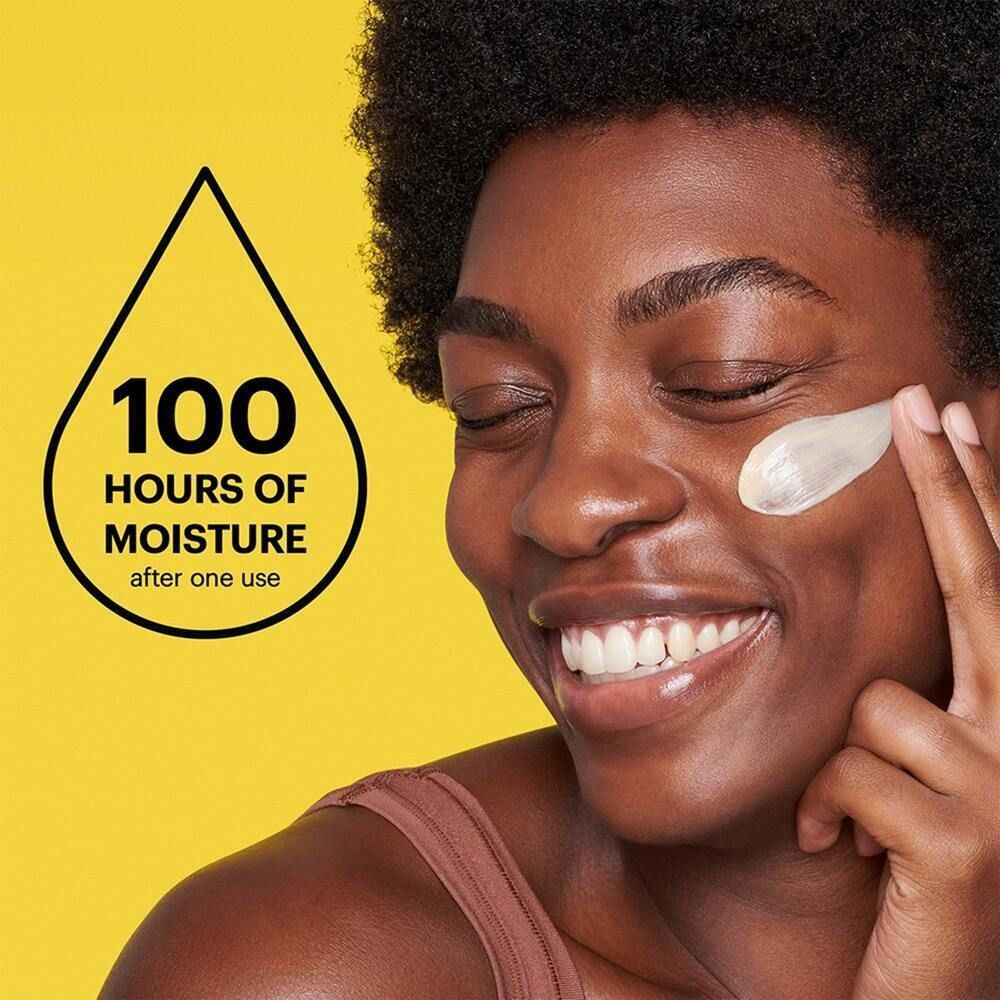 Femme appliquant de la crème. Inscription : 100 heures d'hydratation après une seule utilisation.