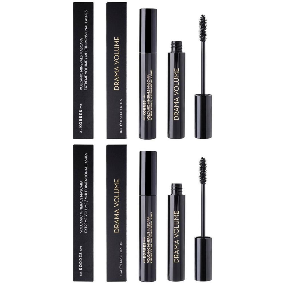 Zwarte mascara's en verpakkingen. Opschrift: DRAMA VOLUME, KORRES VOLCANIC MINERALS MASCARA. Borstel zichtbaar.