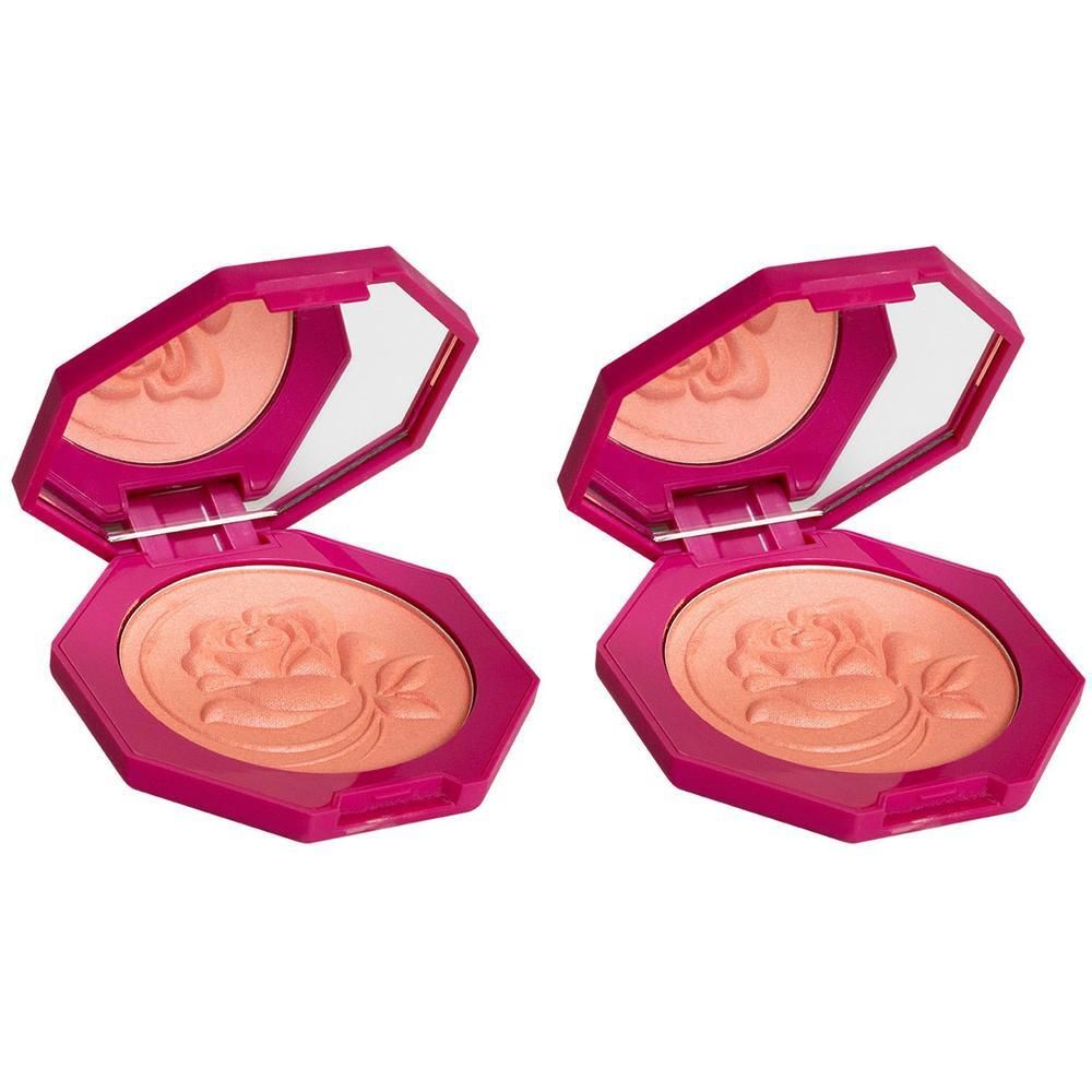 Deux boîtiers cosmétiques roses ouverts avec miroir. Le boîtier contient un blush pêche avec un motif de rose. Forme géométrique.