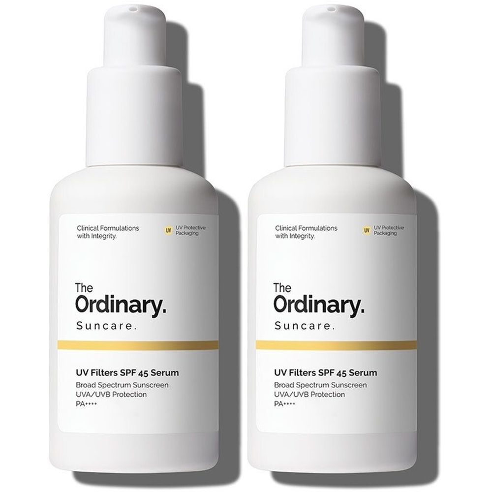 Deux flacons blancs avec pompe. Inscription : The Ordinary, Suncare, UV Filters SPF 45 Serum. Protection solaire à large spectre.