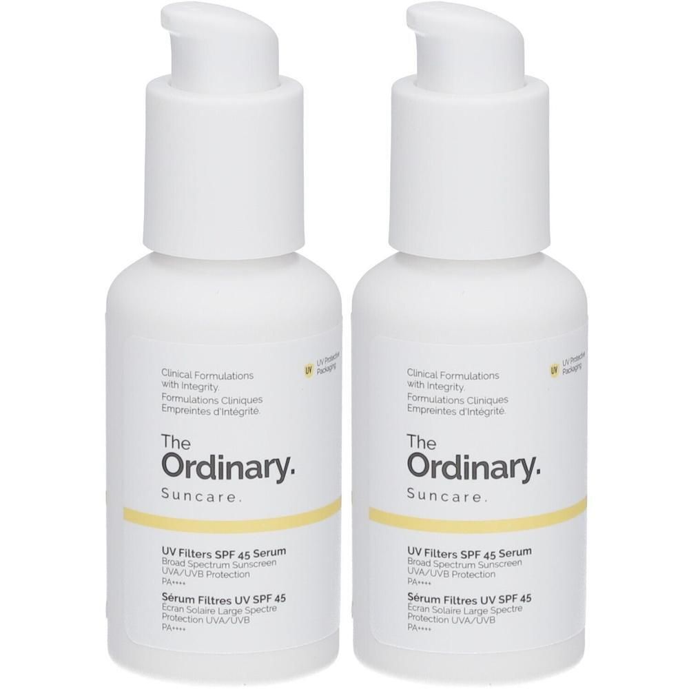 Deux flacons blancs avec pompe. Inscription: The Ordinary Suncare UV Filters SPF 45 Serum.