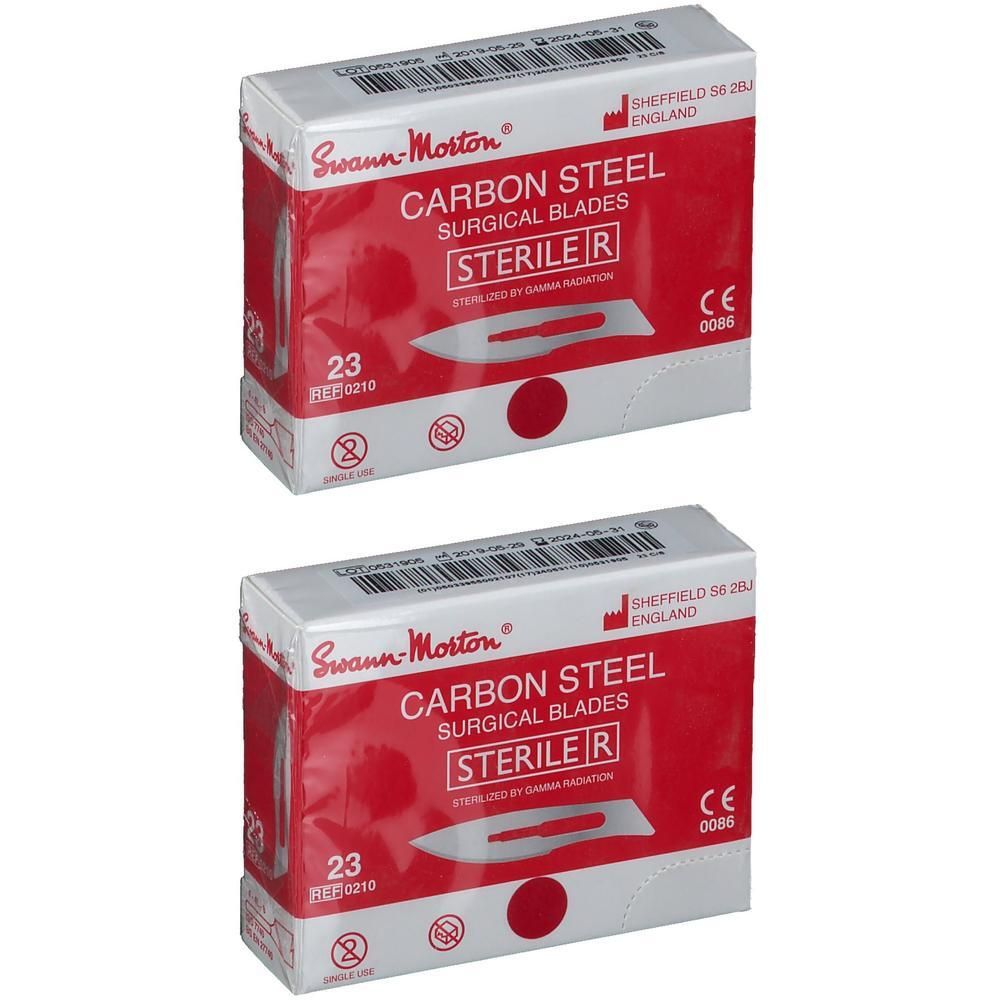 Twee dozen steriele chirurgische mesjes. Opschrift: Carbon Steel, Sterile R, CE-markering. Merk: Swann-Morton.