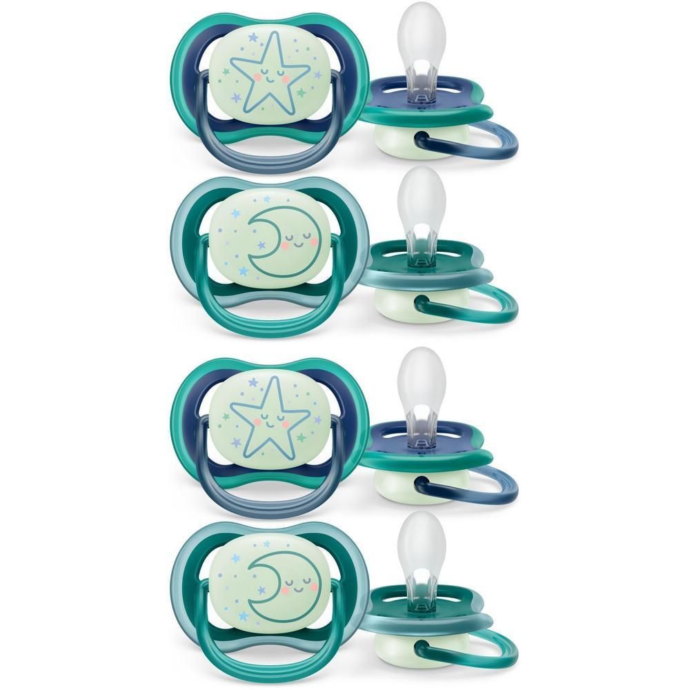 Quatre sucettes avec motifs étoile et lune. Bleues et vertes. Les tétines sont transparentes.