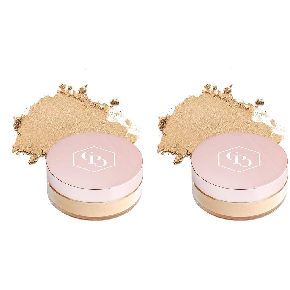 Twee ronde containers met roze deksels en licht poeder. Poedervlekken ernaast. Een logo staat op de deksels.