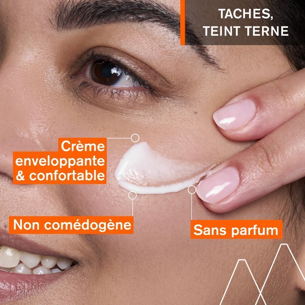 Gros plan d'une femme appliquant de la crème. Texte: Crème enveloppante & confortable, Non comédogène, Sans parfum.