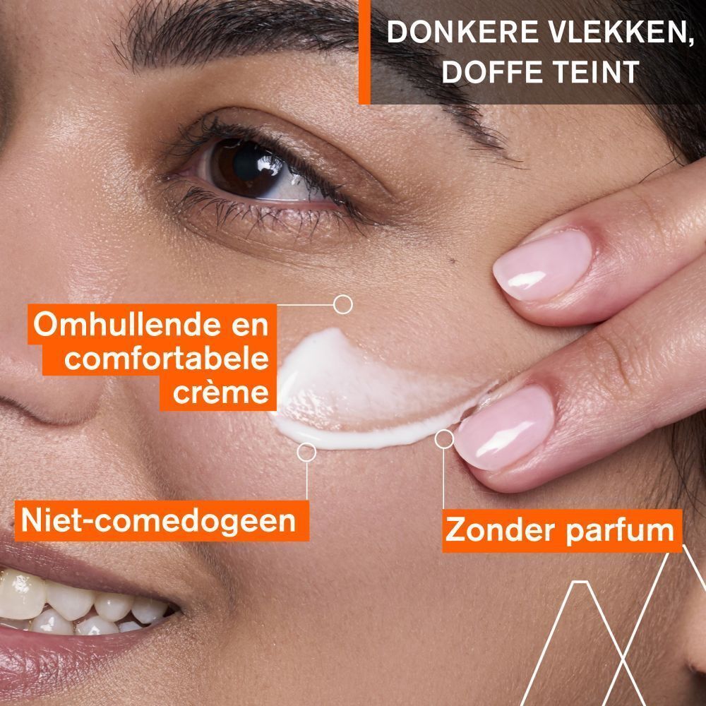 Close-up van een vrouw die crème aanbrengt. Tekst: Crème enveloppante & confortable, Niet-comedogeen, Zonder parfum.