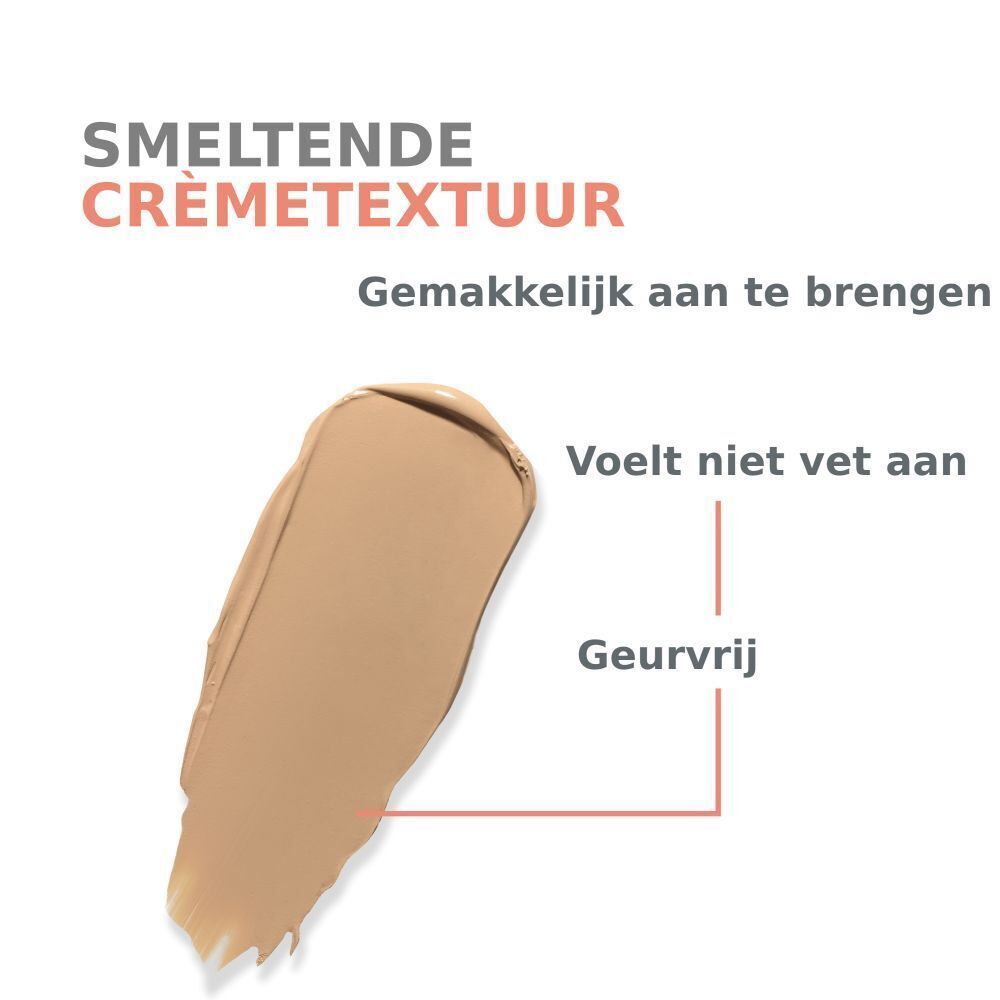 Beige crème textuur op witte achtergrond. Tekst: Smeltende crèmetextuur, Gemakkelijk aan te brengen, Voelt niet vet aan, Geurvrij.