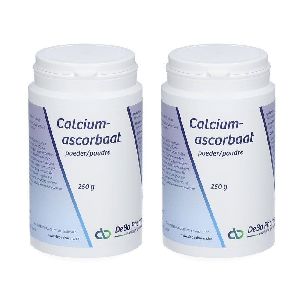 Deux pots blancs avec couvercles. Inscription : Calciumascorbaat, poeder/poudre, 250 g. Logo : DeBa Pharma.