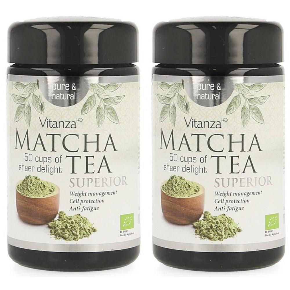 Deux boîtes de thé Matcha Superior Vitanza. Couvercles noirs, étiquettes blanches avec nom, illustrations et texte. Label bio.