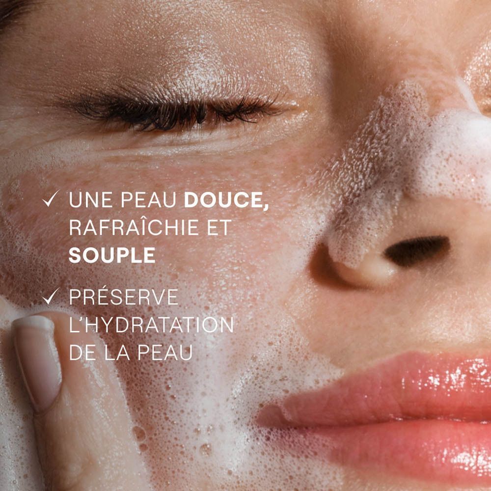 Visage avec mousse. Texte : UNE PEAU DOUCE, RAFRAÎCHIE ET SOUPLE. PRÉSERVE L'HYDRATATION DE LA PEAU.