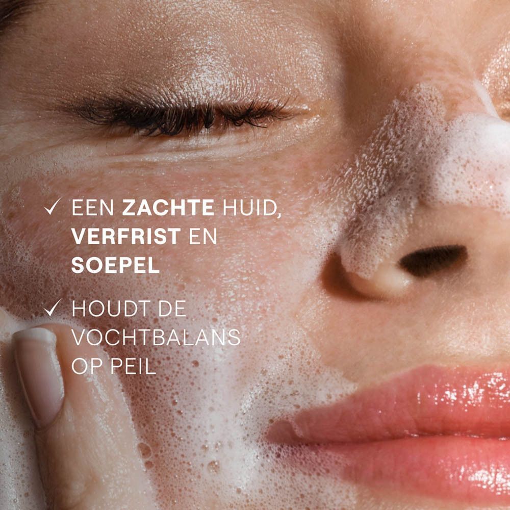 Gezicht met schuim. Tekst: EEN ZACHTE HUID, VERFRIST EN SOEPEL. HOUDT DE VOCHTBALANS OP PEIL.
