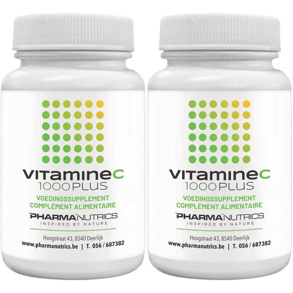 Twee witte flessen met schroefdop. Opschrift: Vitamine C 1000 Plus, PharmaNutrics. Groen-geel stippenpatroon.