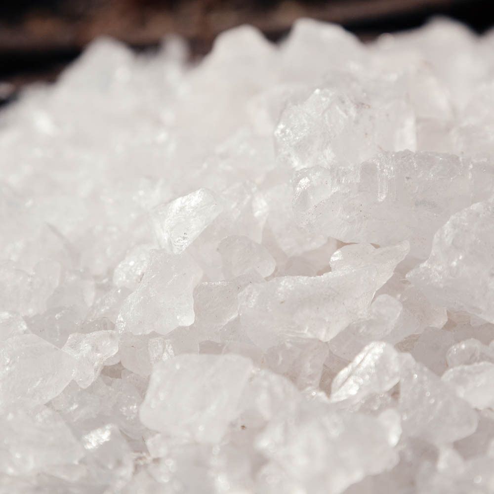 Close-up van witte, kristallijne stenen. Lichte, vage achtergrond.