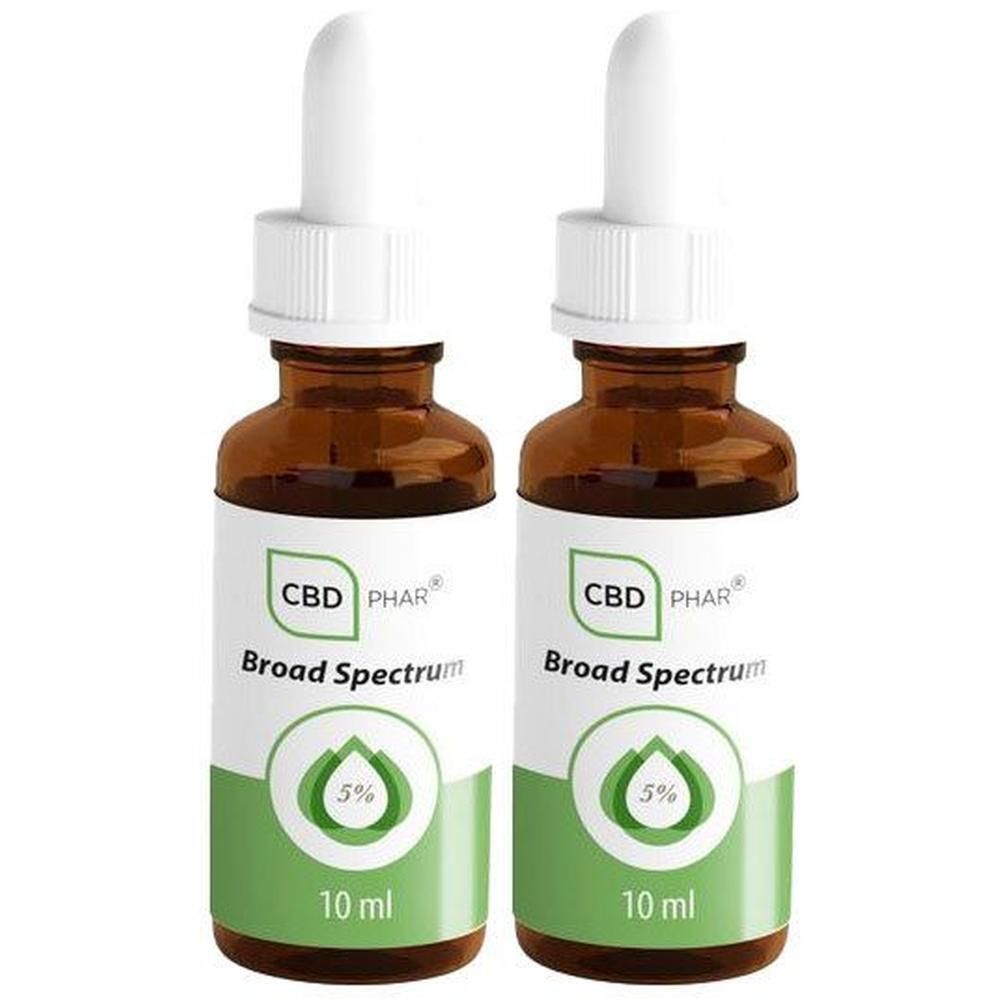 Twee bruine glazen flessen met witte pipetten. Groene etiketten met tekst: CBD PHAR, Broad Spectrum, 5%, 10 ml.