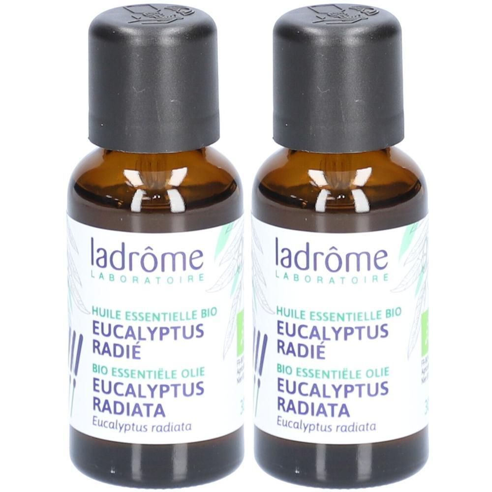Deux flacons en verre brun avec bouchons noirs. Étiquettes : "Huile Essentielle Bio Eucalyptus Radié".