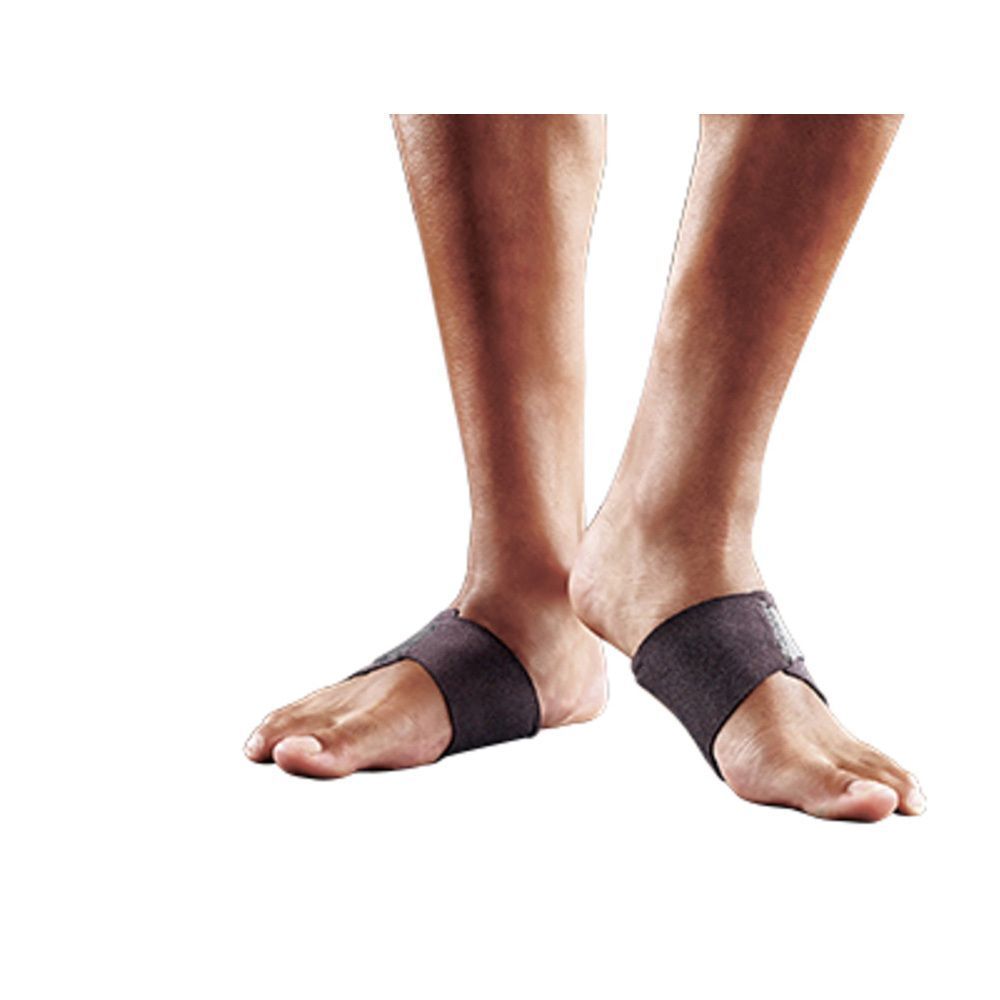 Personne portant le FUTURO™ Soutien Thérapeutique de la Voûte Plantaire. Bandage noir. Pieds sur fond clair.