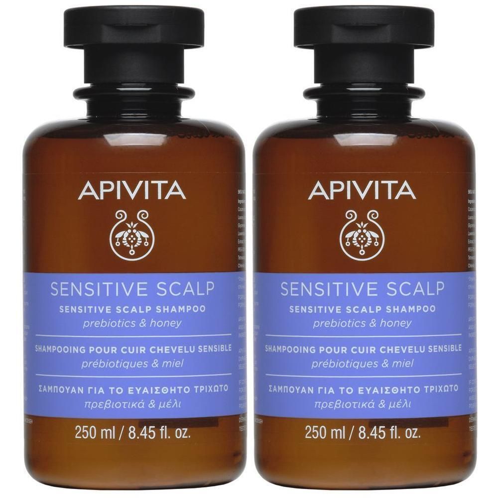 Twee shampoo flessen. Opschrift: Apivita Sensitive Scalp Shampoo. Blauwe etiketten.