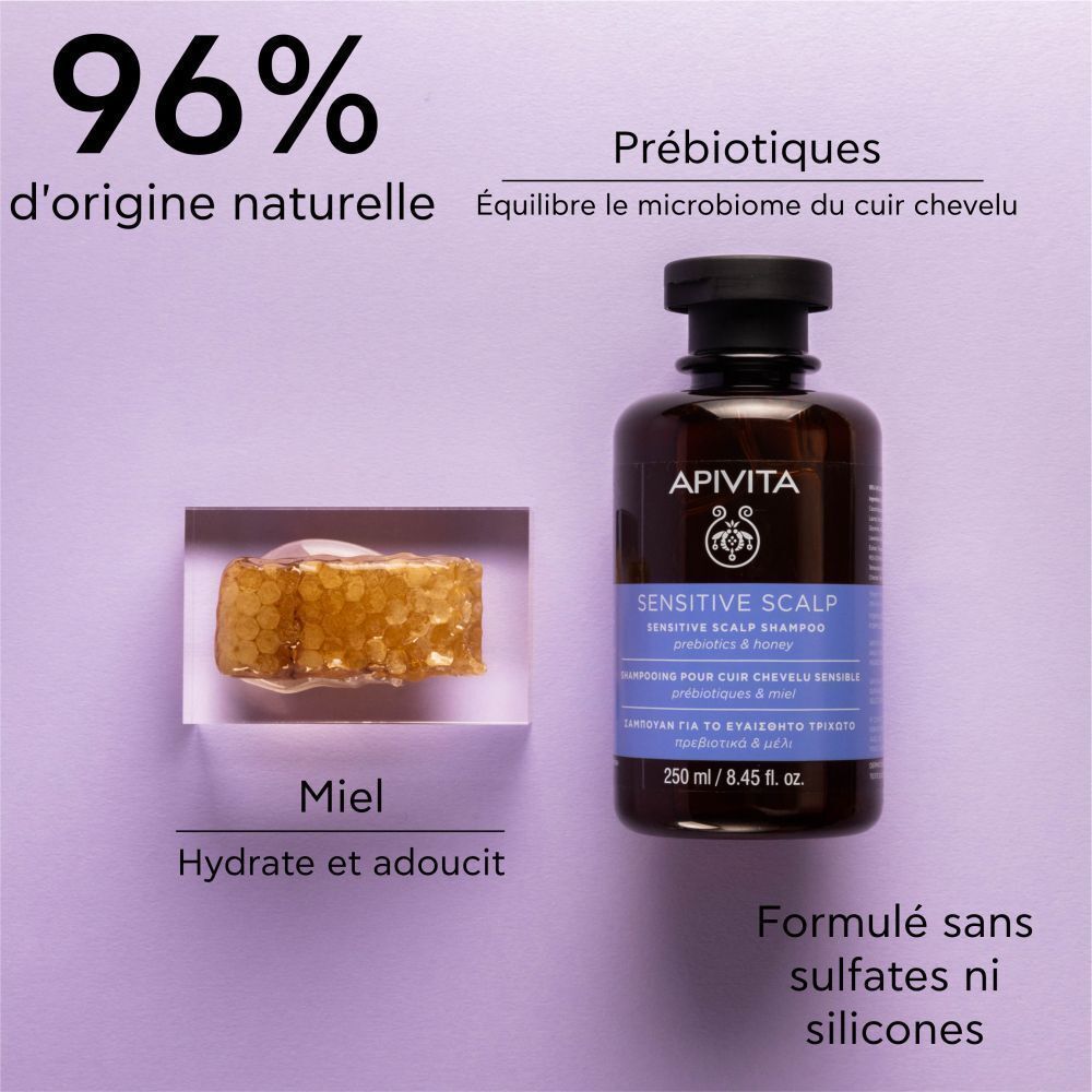Flacon de shampooing et rayon de miel. Texte: Apivita Sensitive Scalp Shampoo. 96% d'origine naturelle.
