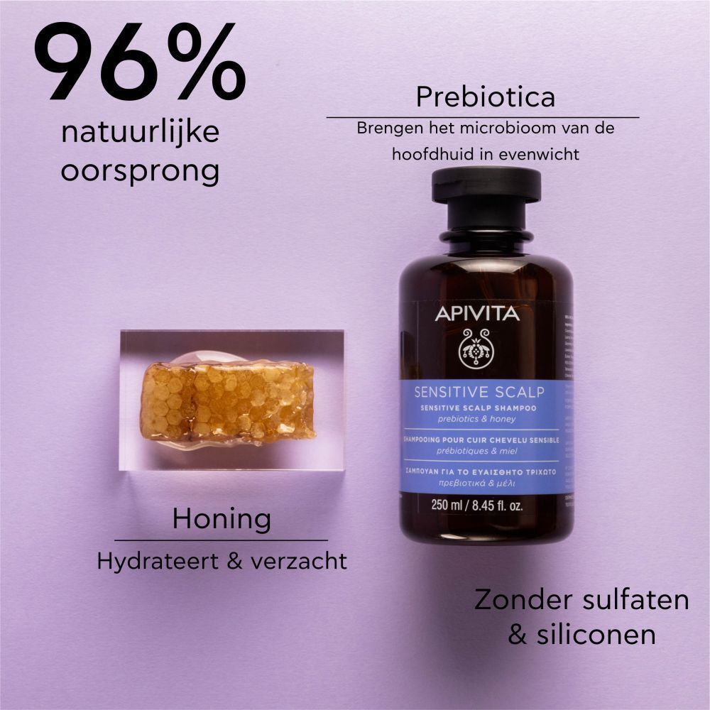 Shampoo fles en honingraat. Tekst: Apivita Sensitive Scalp Shampoo. 96% natuurlijke oorsprong.