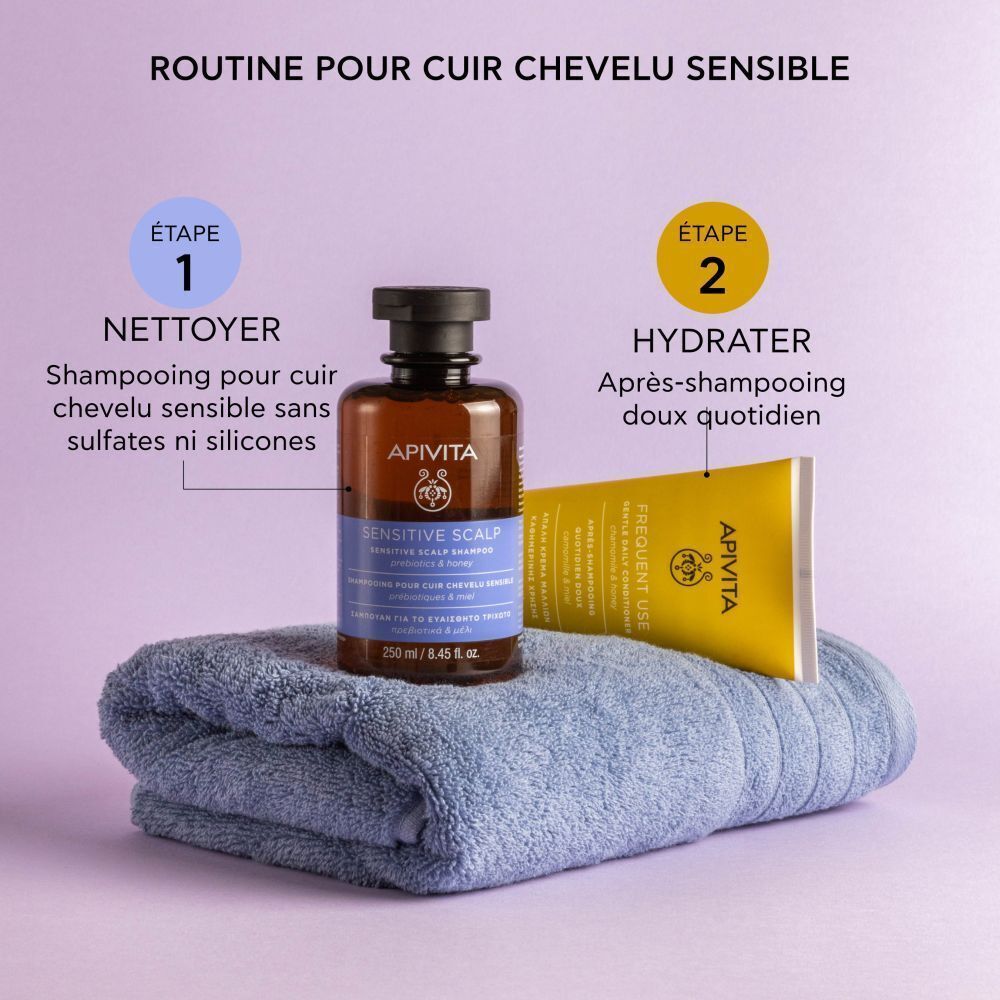 Shampooing, après-shampooing et serviette. Texte: Apivita Sensitive Scalp Shampoo. Étape 1: Nettoyer.