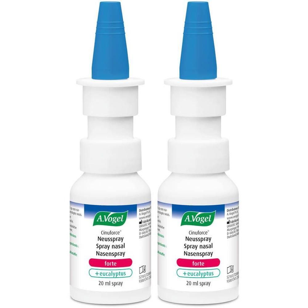 Deux flacons de spray blancs avec des embouts bleus. Inscription : A.Vogel Cinuforce Spray nasal forte + eucalyptus.