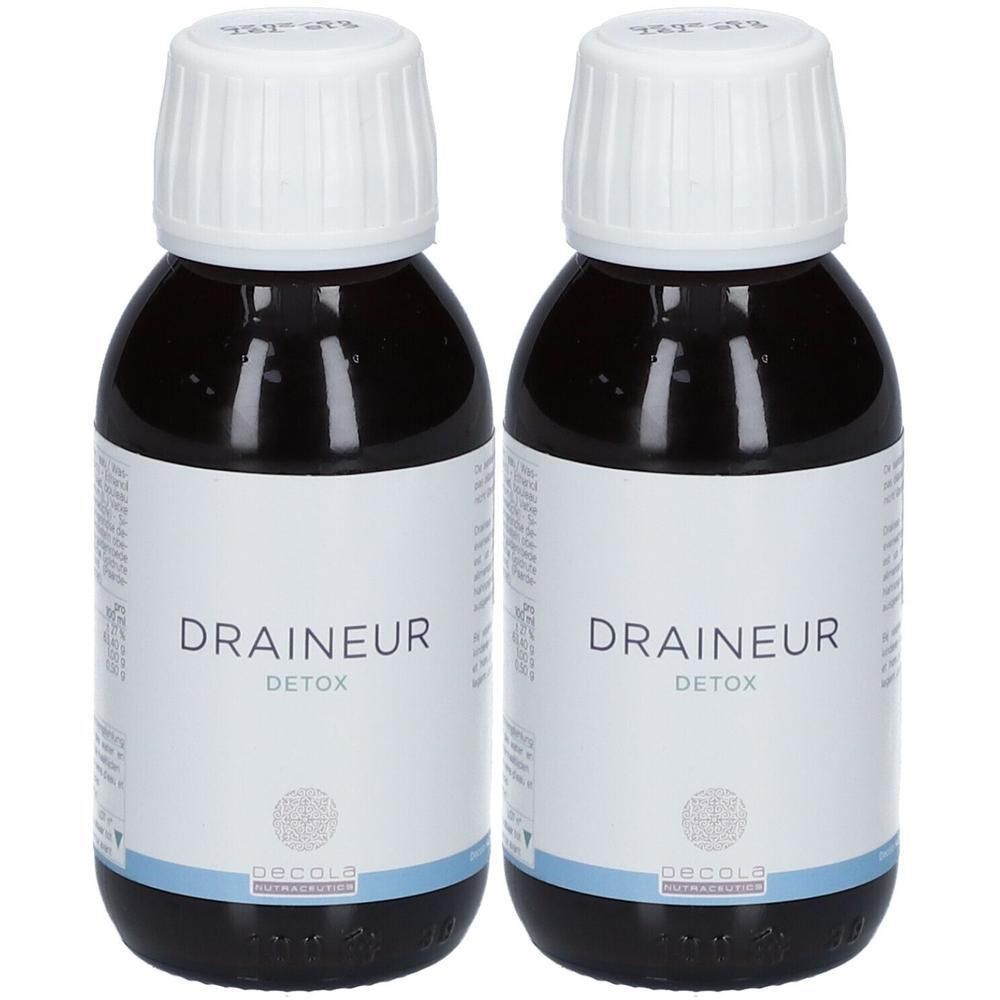 Twee flessen met witte etiketten. Opschrift: Draineur Detox. Witte doppen. Donkere vloeistof.