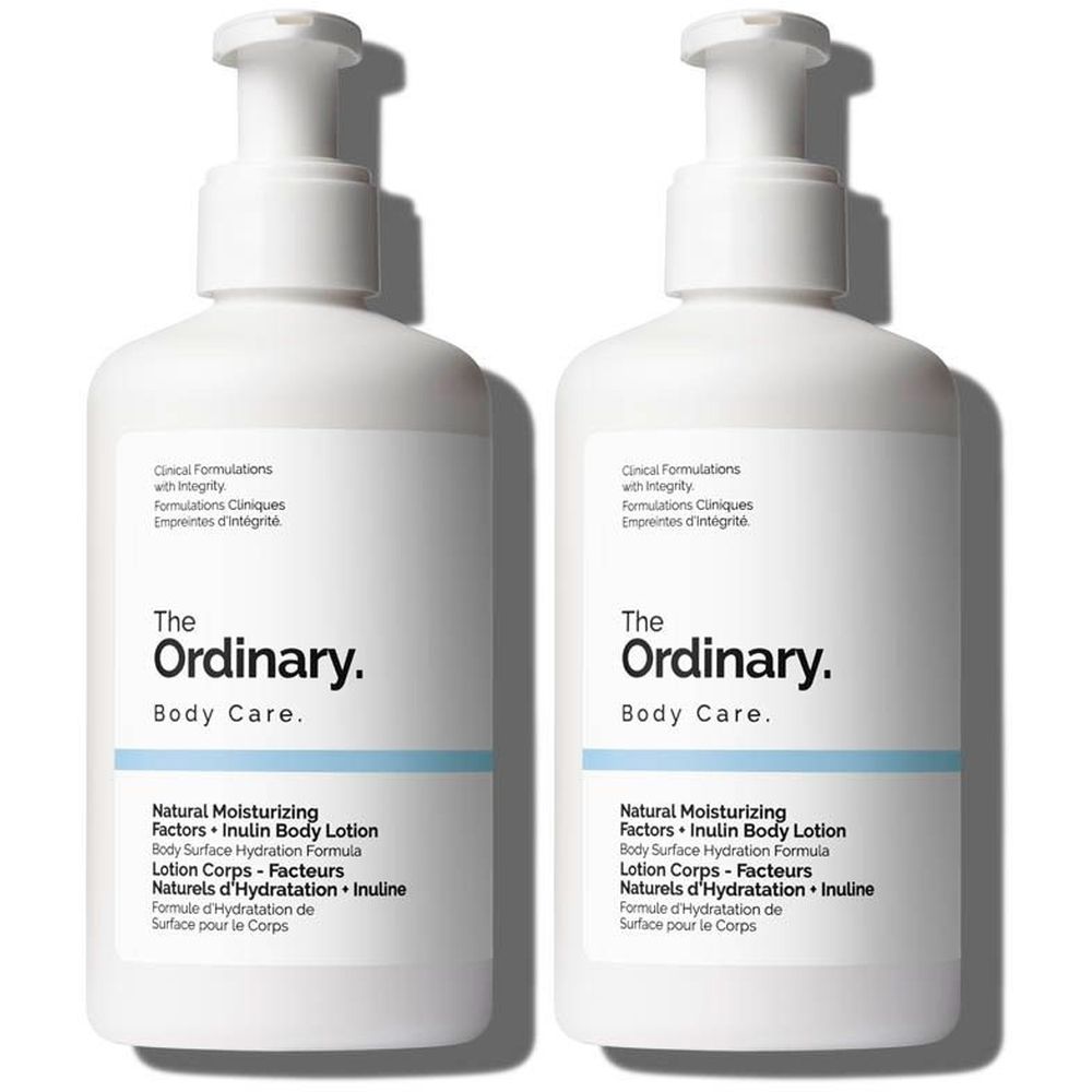 Twee witte flessen met pomp. Opschrift: The Ordinary Body Care. Productnaam en ingrediënten zijn ook aangegeven.