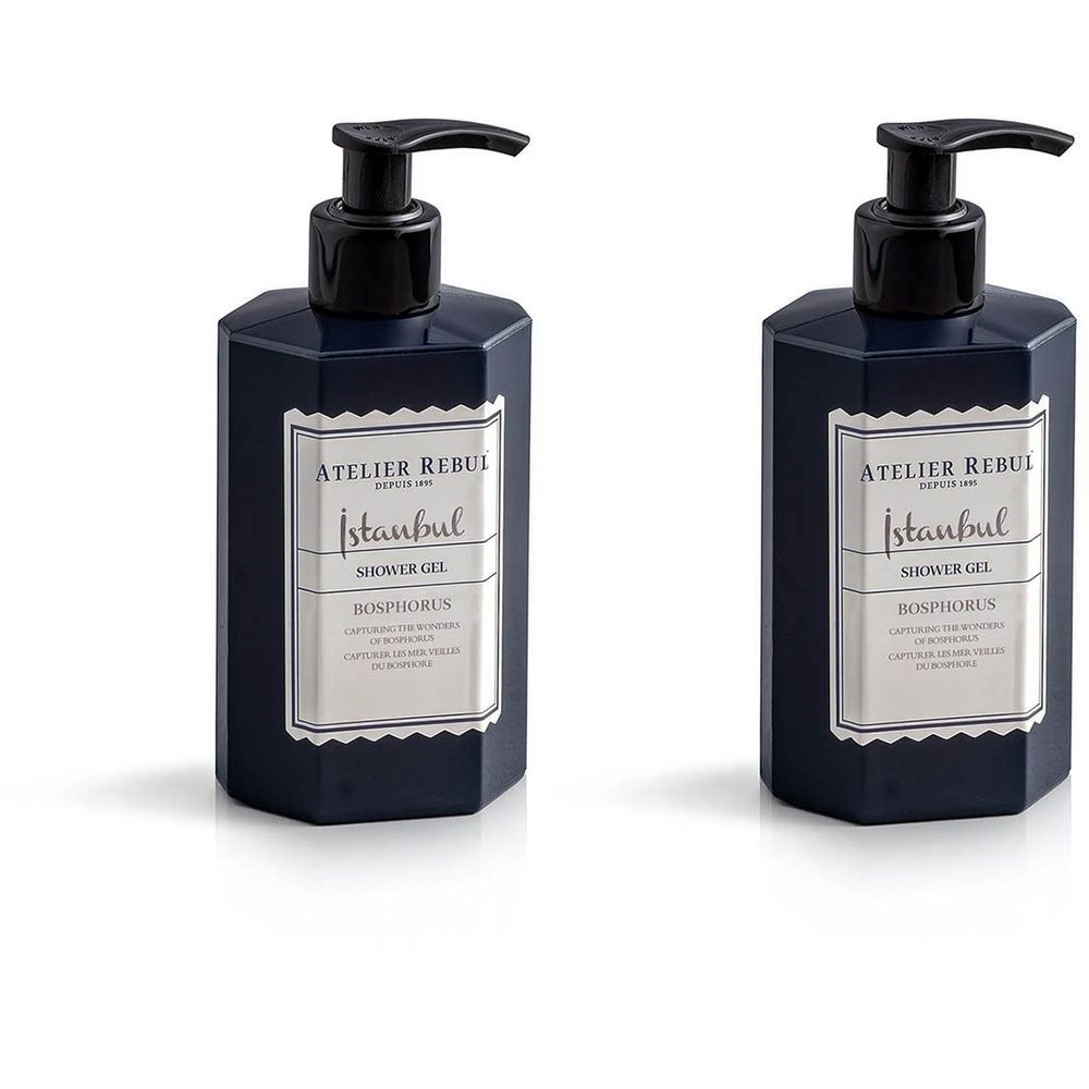 Deux flacons bleus avec pompes noires. Étiquette "Atelier Rebul Istanbul Shower Gel". Forme hexagonale.