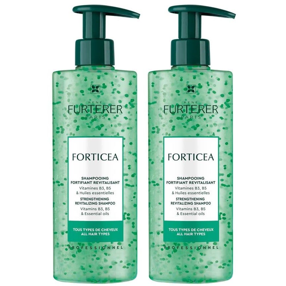Deux flacons de shampooing verts avec pompe. Inscription : FORTICEA, SHAMPOOING FORTIFIANT REVITALISANT, Vitamines B3, B5 & Huiles essentielles.