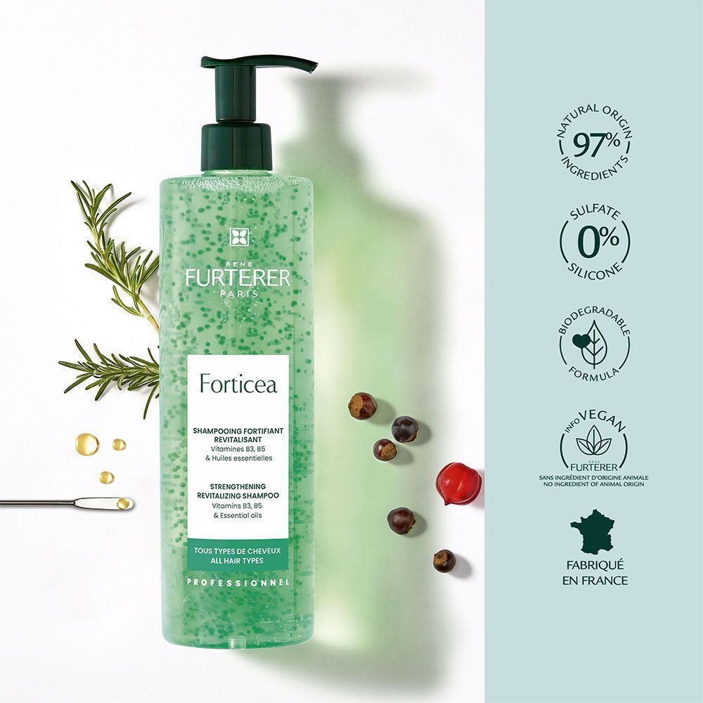 Flacon de shampooing vert avec distributeur, marque René Furterer, Forticea, 97% d'ingrédients naturels, sans sulfate, sans silicone, vegan.