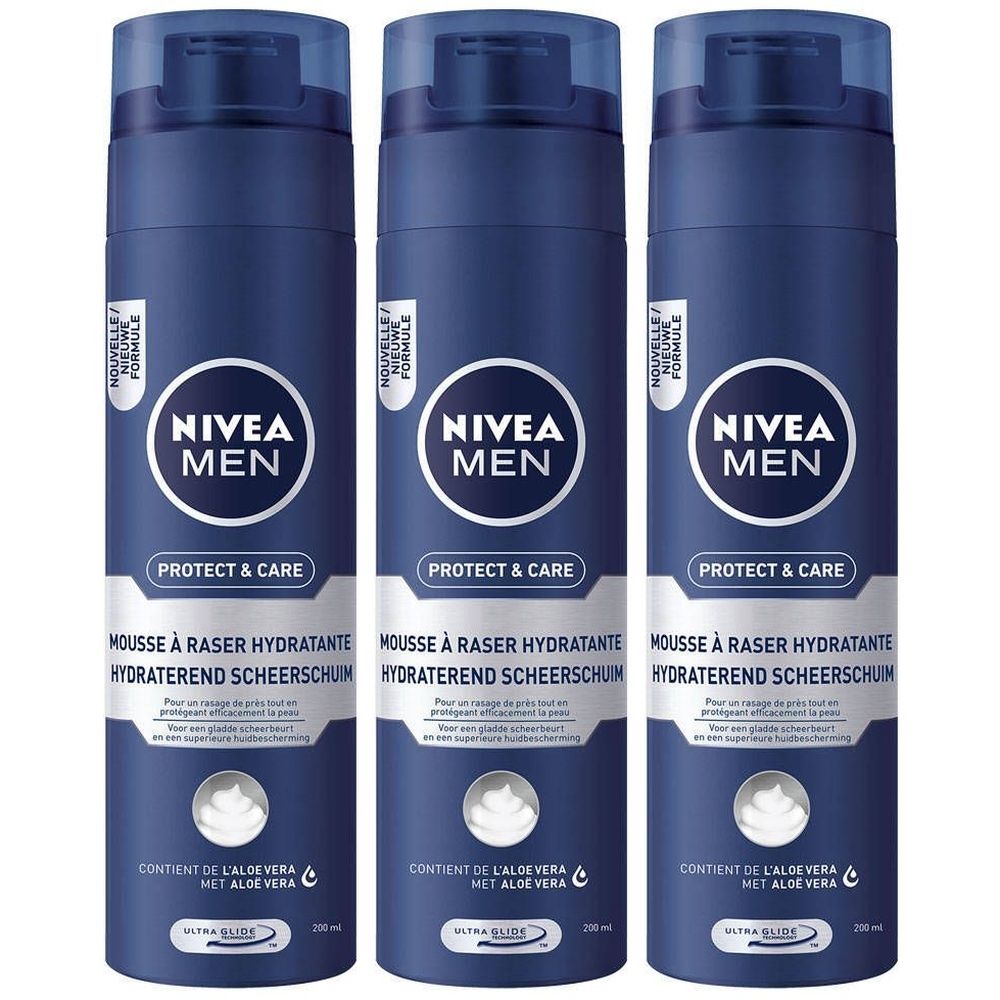 Trois flacons bleus de mousse à raser NIVEA MEN Protect & Care. Inscription: MOUSSE À RASER HYDRATANTE. Contient de l'Aloe Vera. Nouvelle formule.