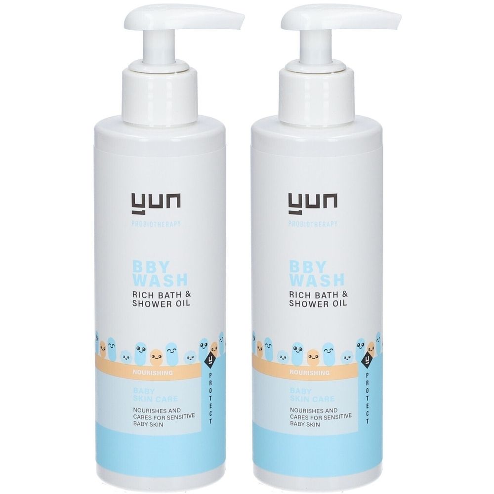 Twee witte flessen met pomp. Opschrift: YUN, BBY WASH, Rich Bath & Shower Oil. Voor de gevoelige babyhuid.