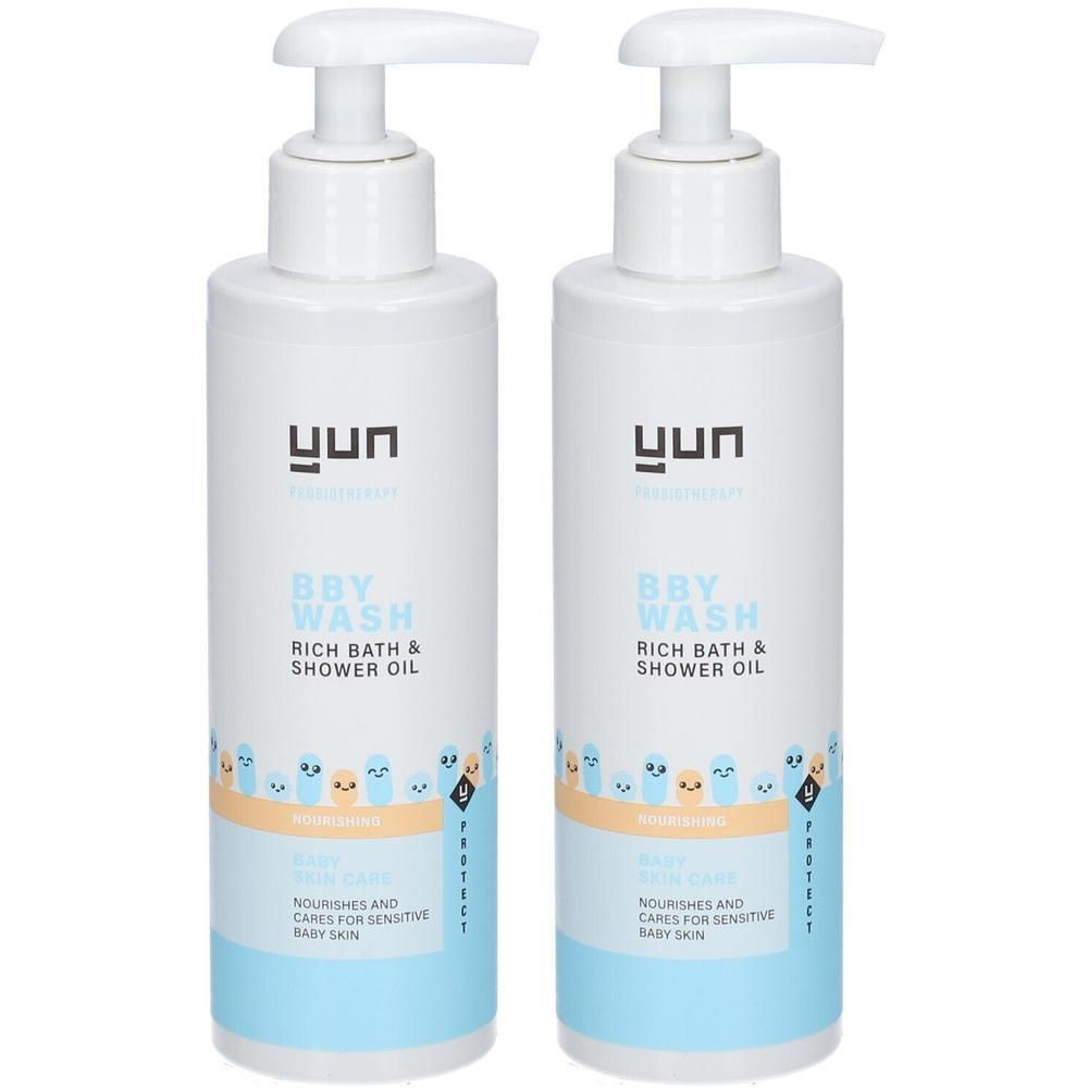 Deux flacons blancs avec pompe. Inscription: YUN, BBY WASH, Rich Bath & Shower Oil. Bande bleue claire avec texte et illustrations.
