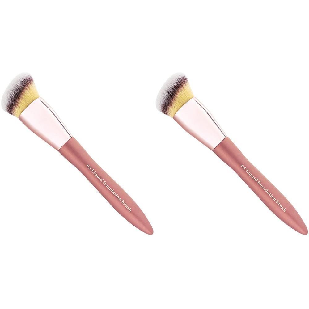 Deux pinceaux à fond de teint. Manche rose, poils blanc-jaune. "03 Liquid foundation brush" est écrit sur le manche.