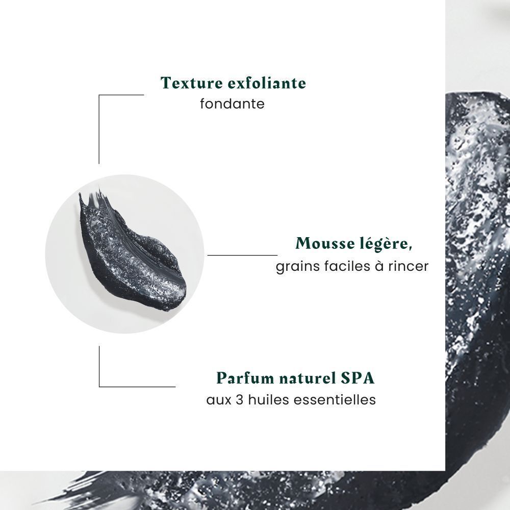 Gros plan d'une masse noire. Texte: Texture exfoliante fondante, Mousse légère, Parfum naturel SPA.