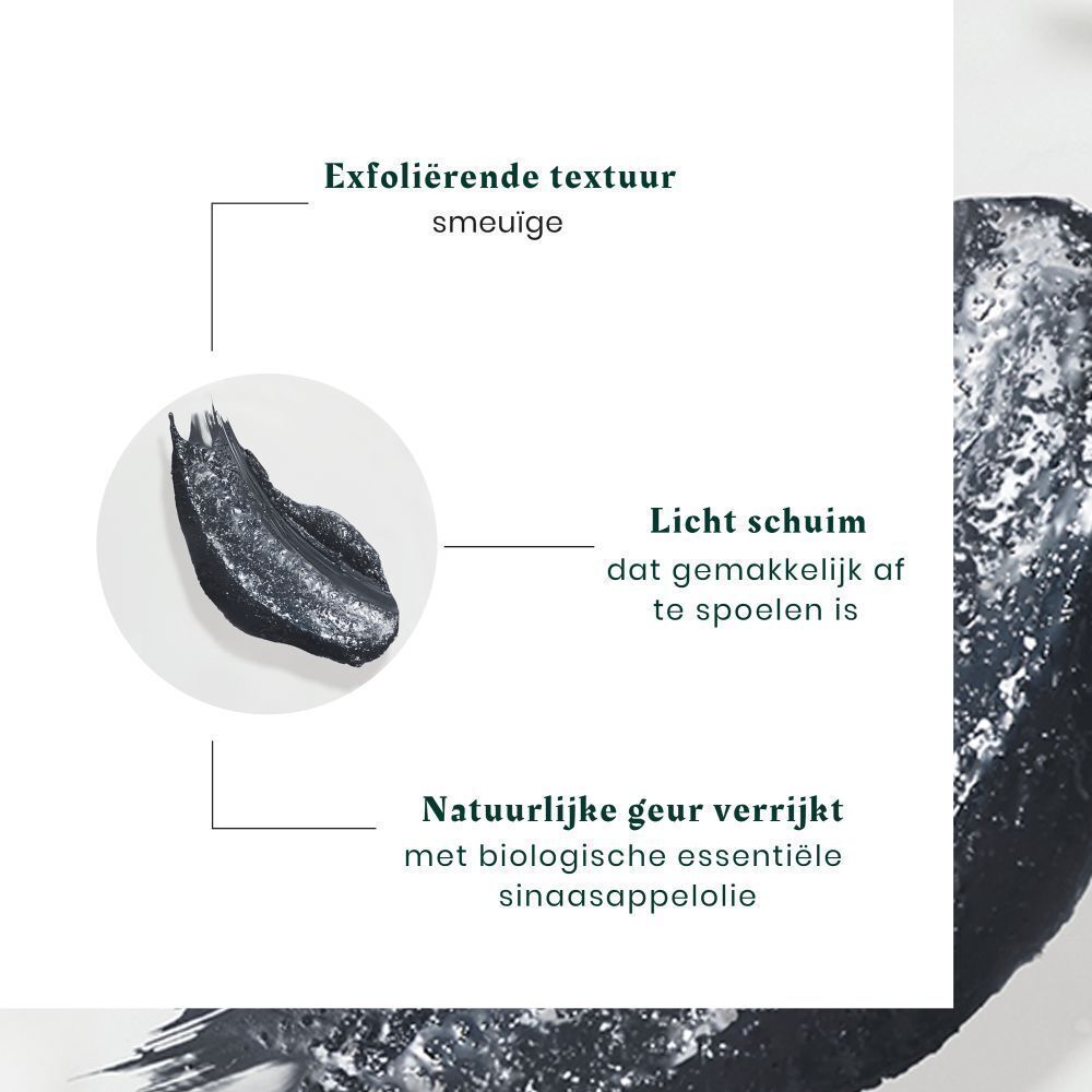 Close-up van een zwarte massa. Tekst: Exfoliërende textuur smeuïge, Licht schuim, Natuurlijke geur.