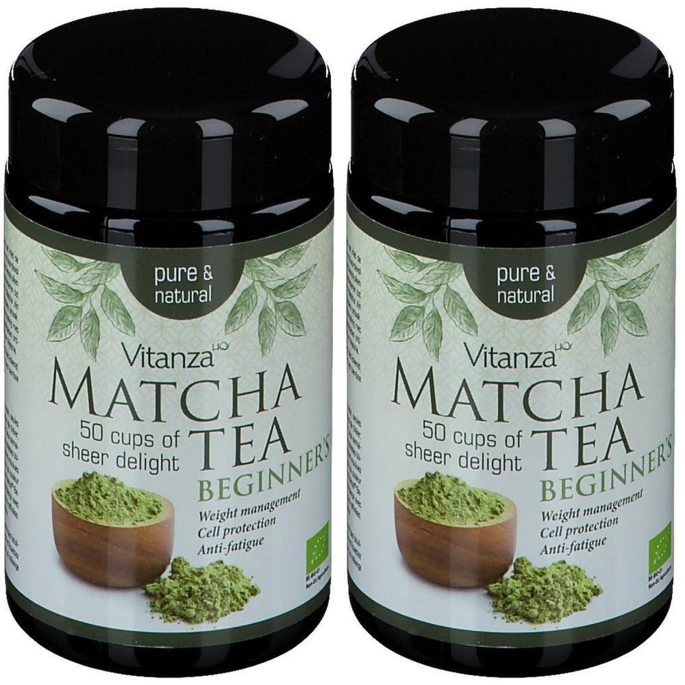 Twee potten Vitanza Matcha Thee. Zwarte deksels, groene etiketten met productnaam en illustraties. Biokeurmerk.