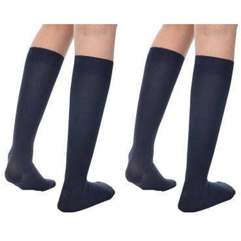 Quatre bas genou bleus foncés. Les bas sont en tissu et couvrent les pieds et le bas des jambes.