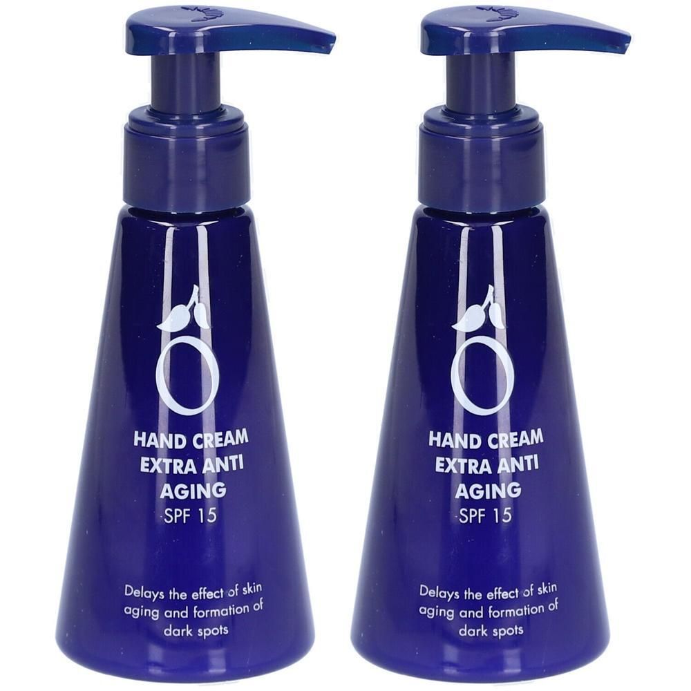 Deux flacons bleus de crème pour les mains avec pompe. Inscription : Hand Cream Extra Anti Aging SPF 15. Retarde le vieillissement cutané et les taches.