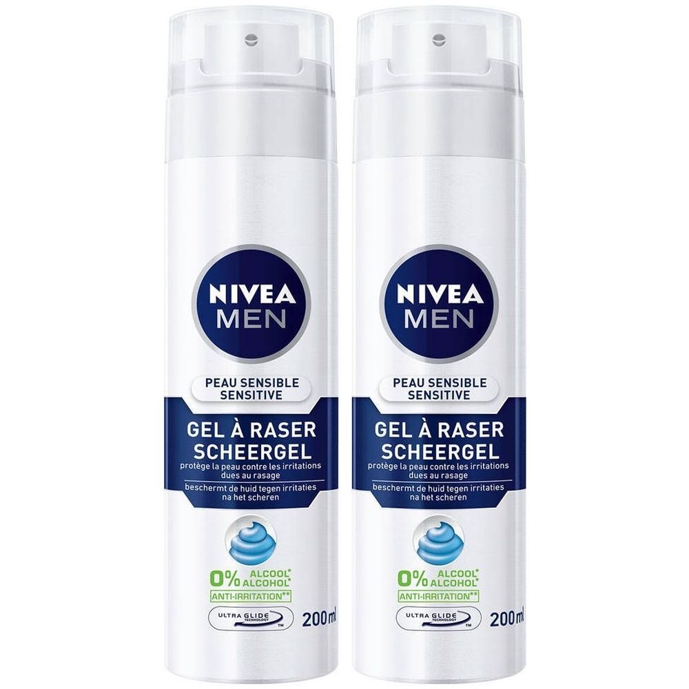 Twee witte spuitflessen NIVEA MEN Gel à Raser Sensitive. Blauwe etiketten met productinfo en logo. Inhoud 200ml.