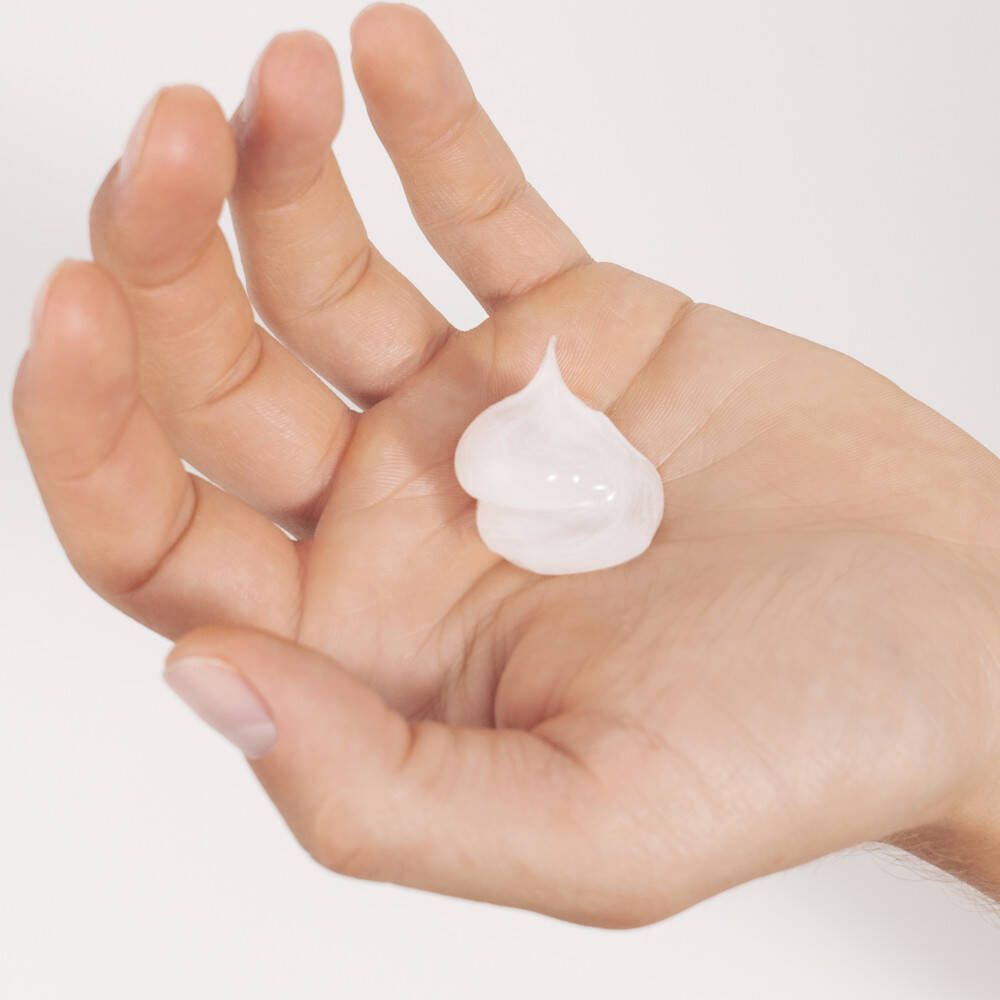 Twee witte en blauwe flessen NIVEA MEN scheergel. Tekst: Gel à Raser, Peau Sensible, 0% Alcohol.