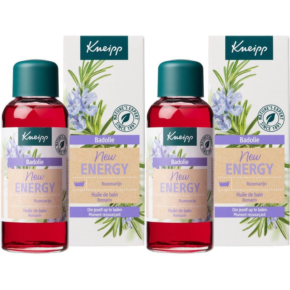 Twee flessen met groene doppen en dozen. Opschrift: Kneipp, New Energy, Badolie, Rozemarijn. Met kruidenillustraties.