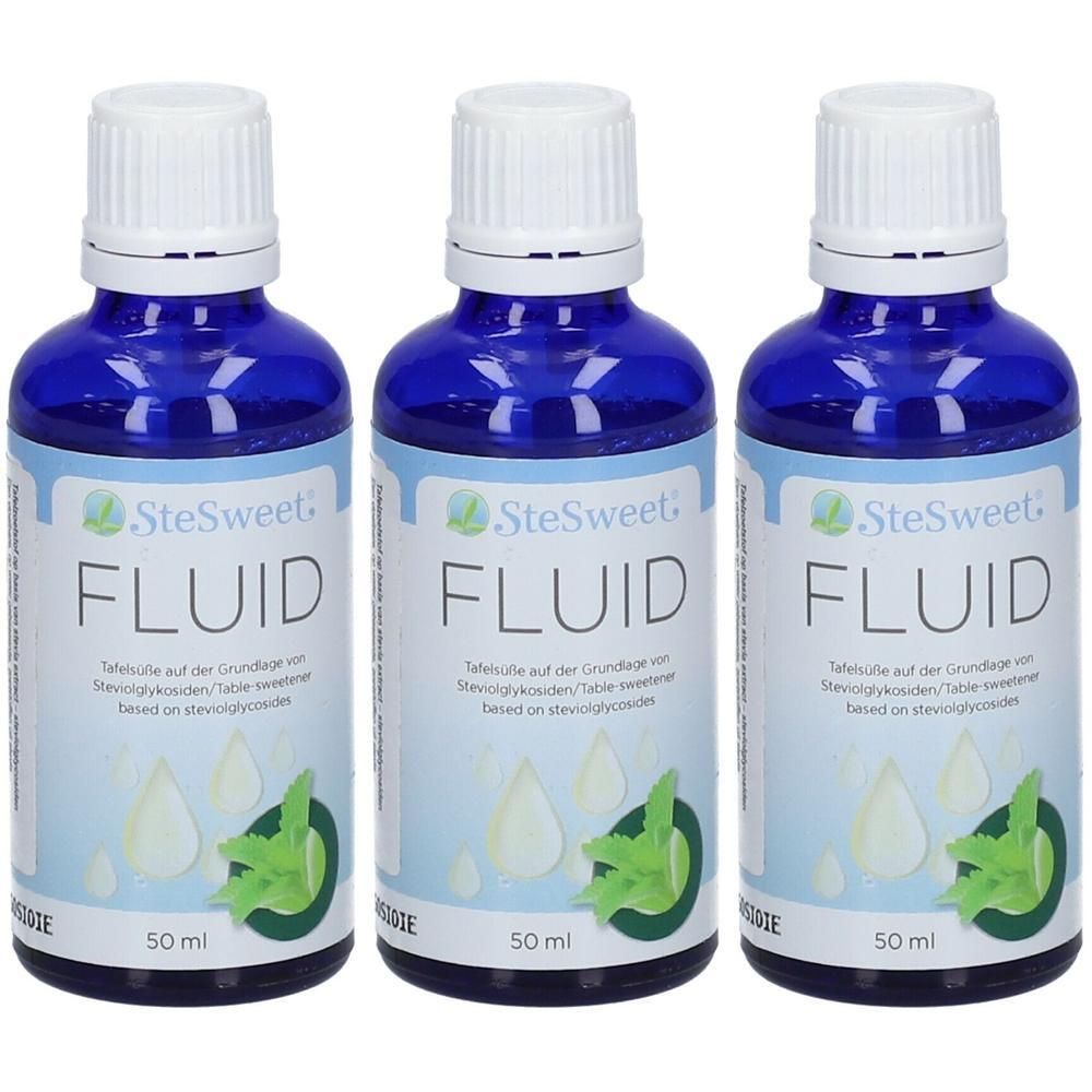 Trois flacons bleus avec bouchons blancs. Inscription: SteSweet Fluid. 50 ml. Édulcorant à base de stévioglycosides.
