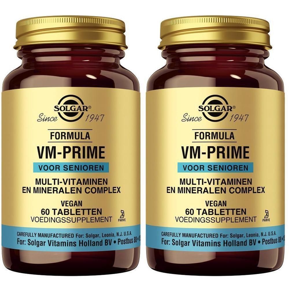 Deux flacons de Solgar VM-Prime pour seniors. Flacons en verre brun avec bouchons dorés et étiquettes. Inscription : VM-Prime, 60 comprimés.