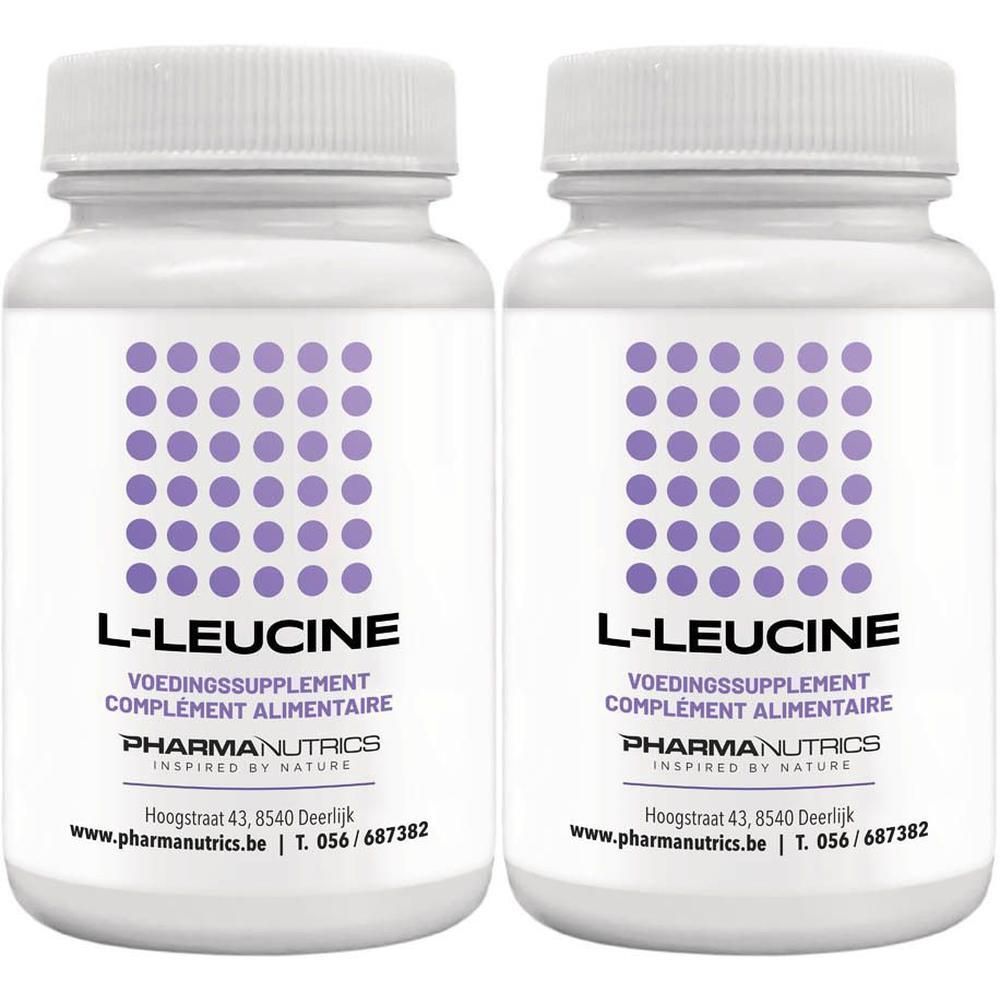 Twee witte flessen met schroefdop. Opschrift: L-Leucine, Voedingssupplement, Complément Alimentaire. Merk: PharmaNutrics.